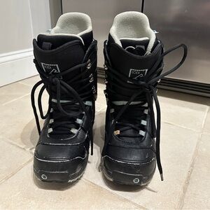 Women’s Burton Lodi snowboarding boots size 9